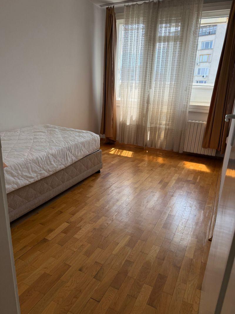 Тристаен апартамент под наем в ж.к. Стрелбище, 2230242
